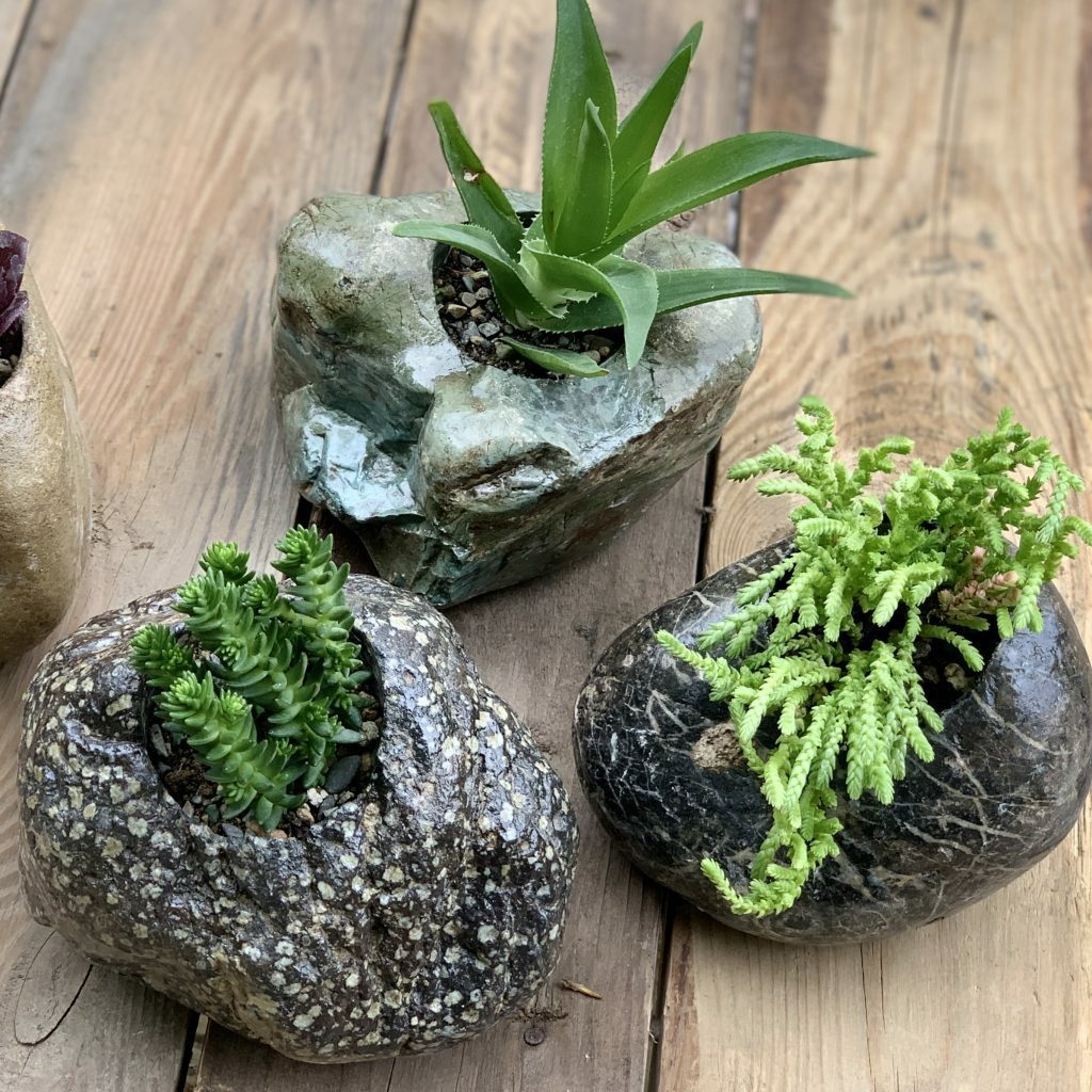 سه عدد گلدان سنگی از سنگهای رودخانه