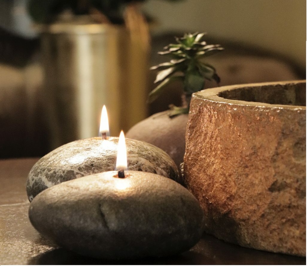 آبنما در کنار شمع سنگی