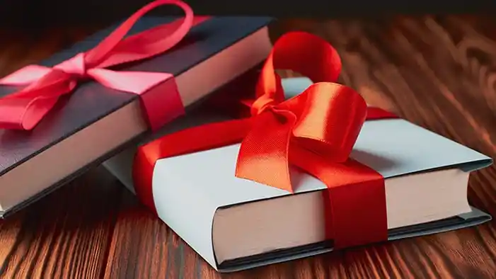 کتاب و لوازم سرگرم‌کننده برای کادو برای خانه جدید