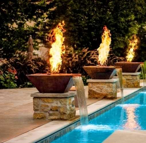 آبنمای آب و آتش کنار استخر